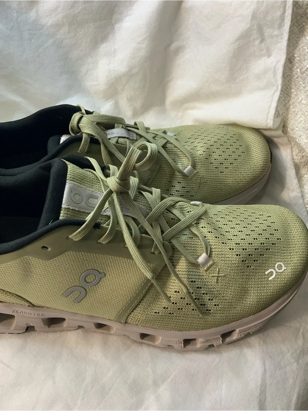 On Running Men’s Pale Green Breathable Lace-Up Running Shoes